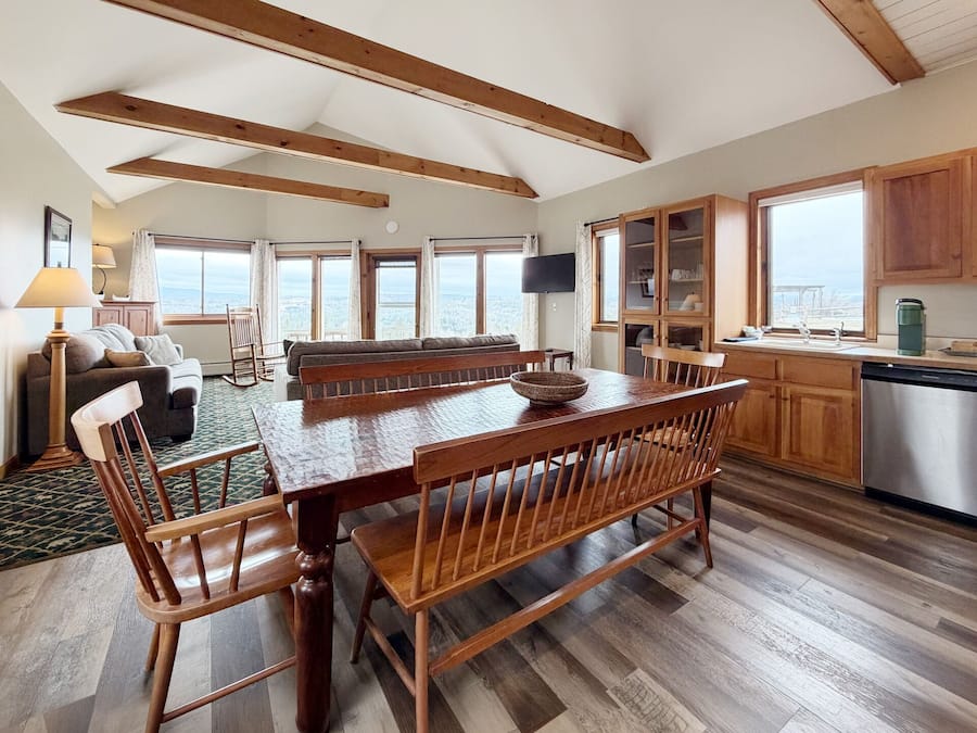 Suite – premium, 2 soverom, terrasse, fjellutsikt | Spiseområde på rommet