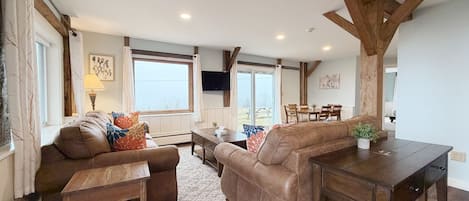 Suite Premium, 2 habitaciones, patio, vista a la montaña | Área de sala de estar | Smart TV de 24 pulgadas con canales digitales