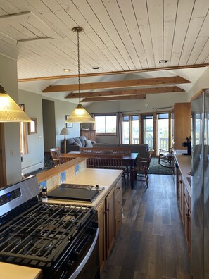 Suite Premium, 2 habitaciones, patio, vistas a la montaña | Cocina privada | Frigorífico pequeño y cafetera o tetera