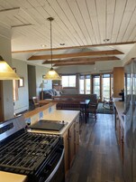 尊荣套房, 2 间卧室, 露台, 山景 | 私人厨房 | 迷你冰箱、茶具/咖啡用具