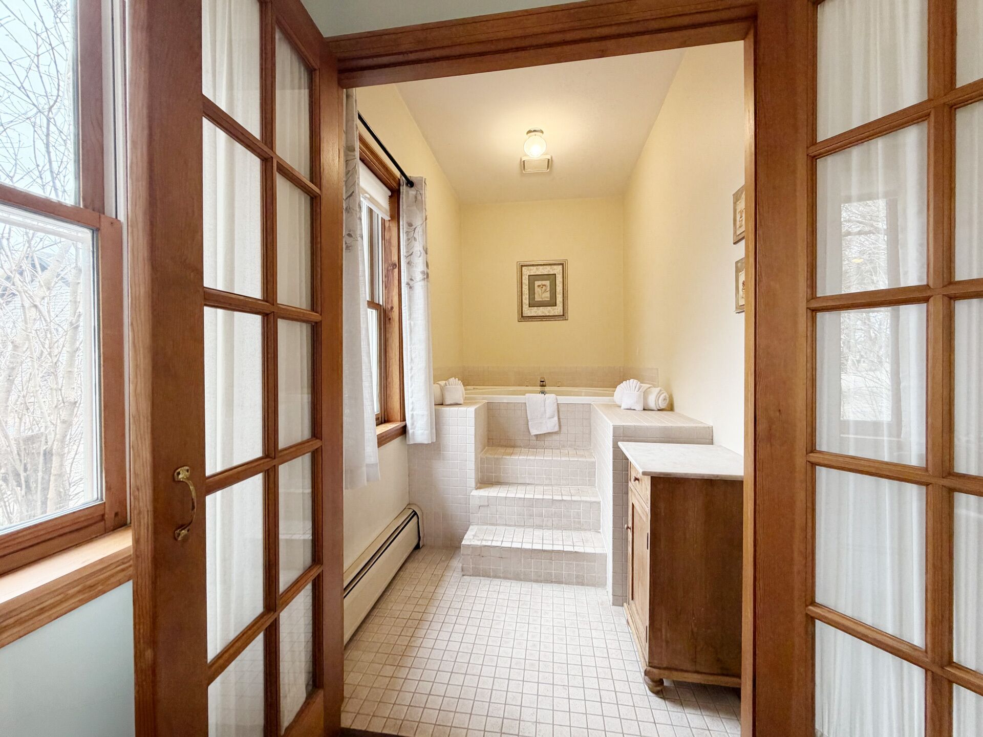 Grand Meadow Suite w/patio | Bathroom | Free toiletries, towels, soap, shampoo