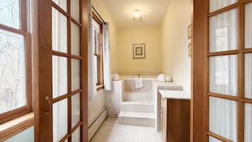 Grand Meadow Suite w/patio | Bathroom | Free toiletries, towels, soap, shampoo