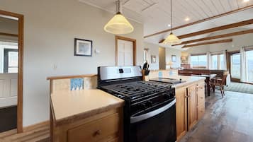 Grand Meadow Suite w/patio | Private kitchen | Microwave, coffee/tea maker