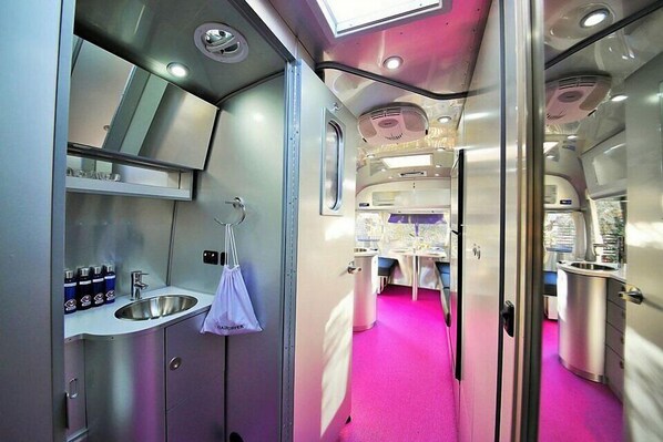 Deluxe Mobile Home - Metro Hotel and Cafe (Petaluma)