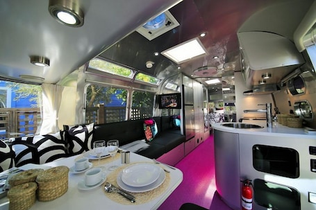 Deluxe Room. Metro Hotel and Cafe