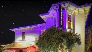 A hotel with a prominent entrance, a visible address, and a well-lit facade. - Metro Hotel and Cafe (Petaluma)