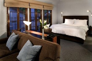 Deluxe Room, 1 King Bed, Kitchenette | Desk, iron/ironing board, free WiFi, bed sheets - Casa Del Mar Inn (Santa Barbara)