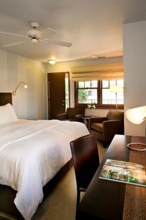 Desk, iron/ironing board, free WiFi, bed sheets - Casa Del Mar Inn (Santa Barbara)
