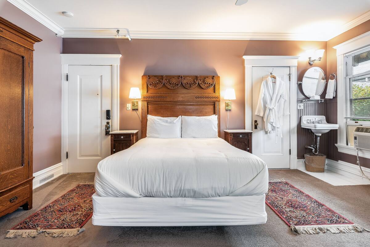 Deluxe Queen Room 203 Private Bathroom | Seprai premium, selimut bulu angsa, dan Wi-Fi gratis