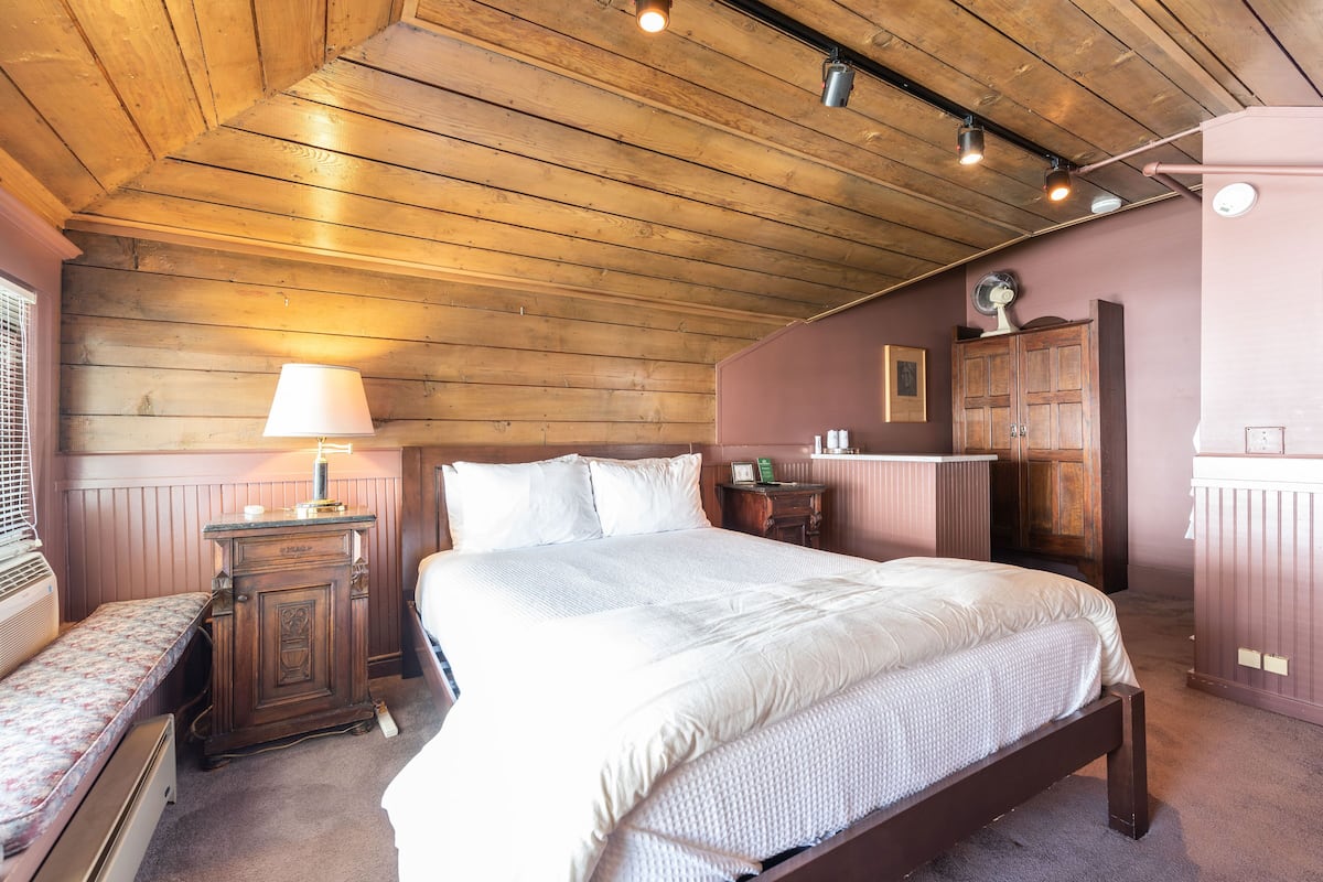 Economy Room, Queen Room 307 Detached Shared Bathroom | Seprai premium, selimut bulu angsa, dan Wi-Fi gratis