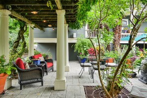 Outdoor pool - Seattle Gaslight Inn (Seattle)