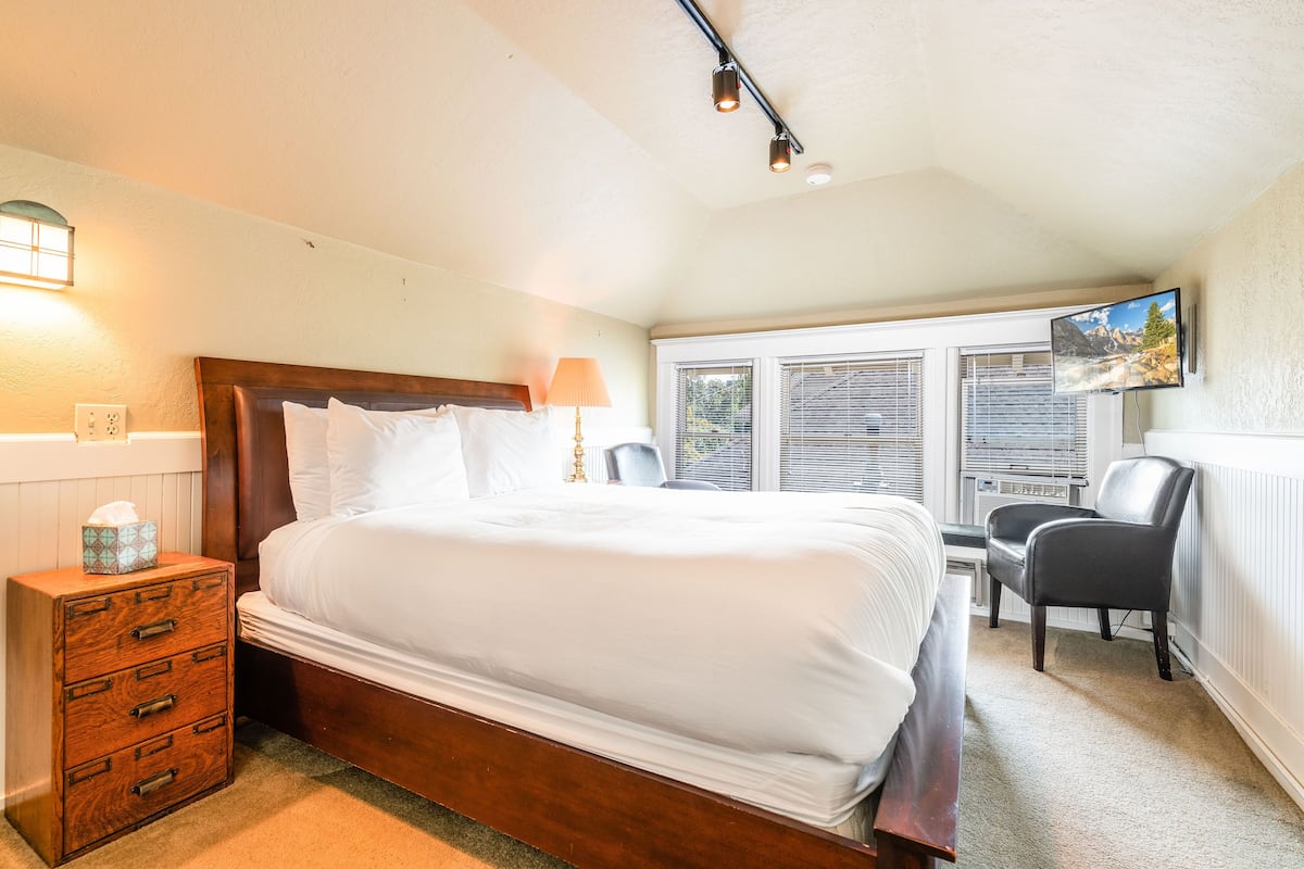 Economy Queen Room 308 Shared Detached Bathroom | Seprai premium, selimut bulu angsa, dan Wi-Fi gratis