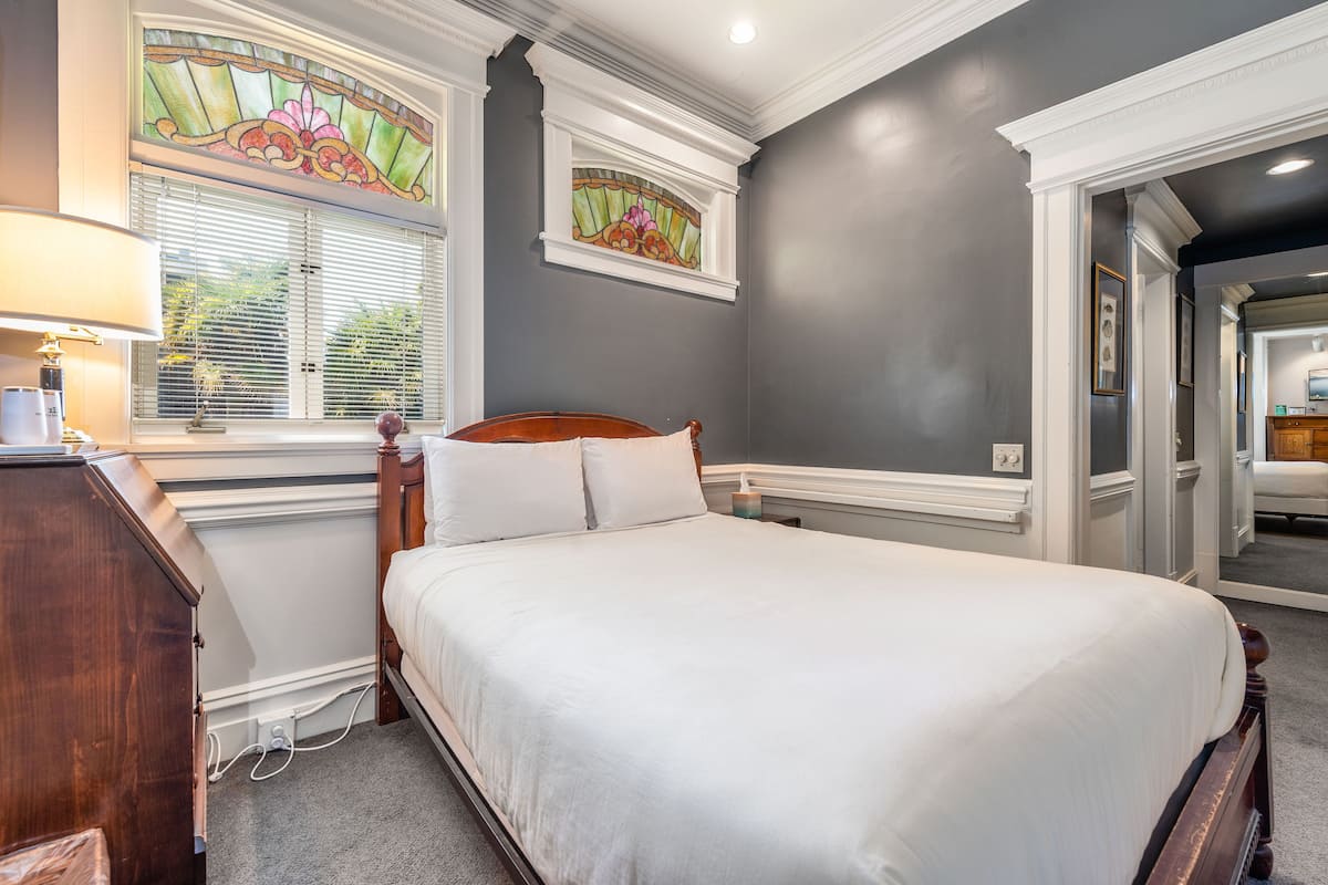 Standard Queen Room 101 Private Bathroom | Seprai premium, selimut bulu angsa, dan Wi-Fi gratis