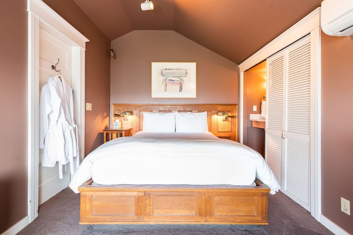 Deluxe Queen Room 306 Detached Private Bathroom City View | Seprai premium, selimut bulu angsa, dan Wi-Fi gratis
