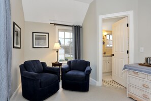 Quarto superluxo, banheiro privativo (Bayberry Room) | Área de estar | TV 27 polegadas com canais a cabo, lareira