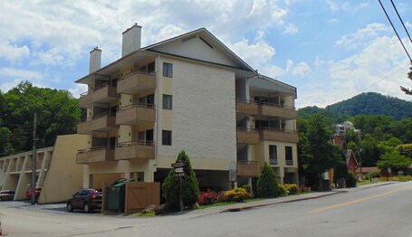 Econo Lodge Inn Suites Gatlinburg at the Convention Center - Image 29