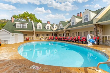 Econo Lodge Inn Suites Gatlinburg at the Convention Center - Image 1