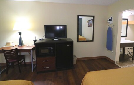 Econo Lodge Inn Suites Gatlinburg at the Convention Center - Image 43