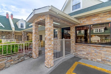 Econo Lodge Inn Suites Gatlinburg at the Convention Center - Image 2