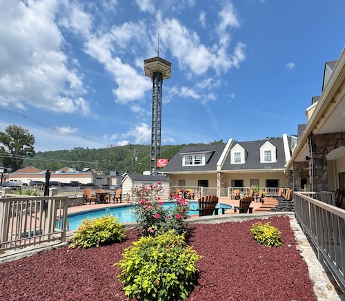 Econo Lodge Inn & Suites Gatlinburg at the Convention Center