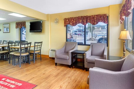 Econo Lodge Inn Suites Gatlinburg at the Convention Center - Image 18