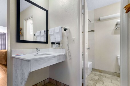 Econo Lodge Inn Suites Gatlinburg at the Convention Center - Image 33