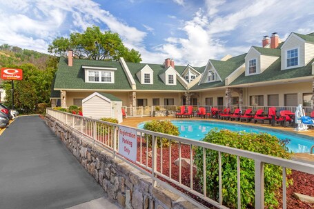 Econo Lodge Inn Suites Gatlinburg at the Convention Center - Image 30