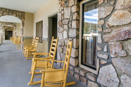 Econo Lodge Inn Suites Gatlinburg at the Convention Center - Image 4