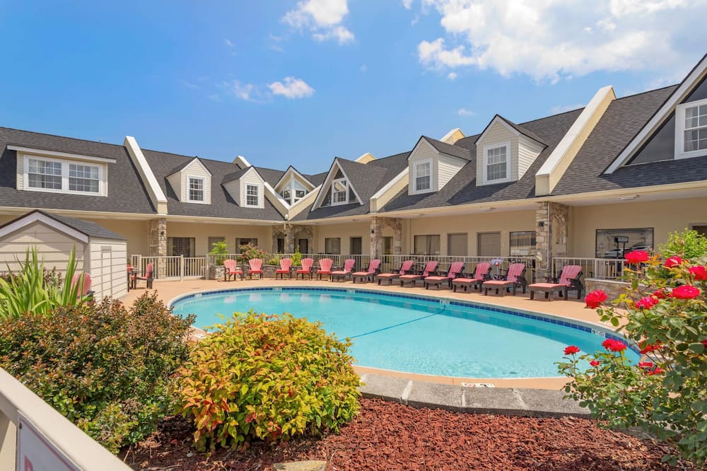 Econo Lodge Inn & Suites Gatlinburg at the Convention Center