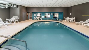 Indoor pool, sun loungers - Elevate Hotel at Sierra Blanca (Ruidoso)