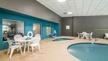 Sisäuima-allas, aurinkotuoleja