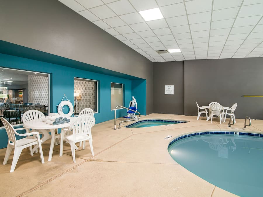 Indoor pool, sun loungers
