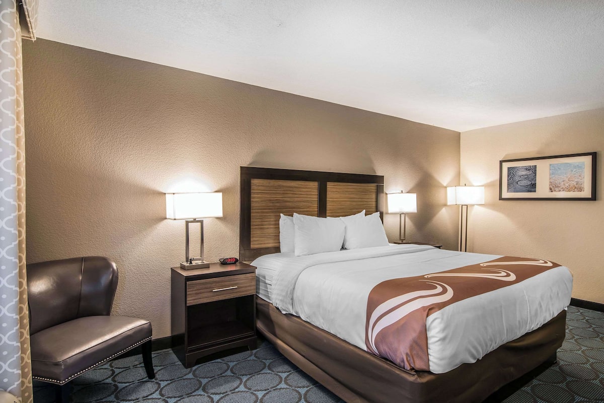 1 bedroom, premium bedding, pillowtop beds, desk