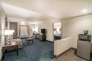 Sengetøy av topp kvalitet, senger med overmadrass og skrivebord