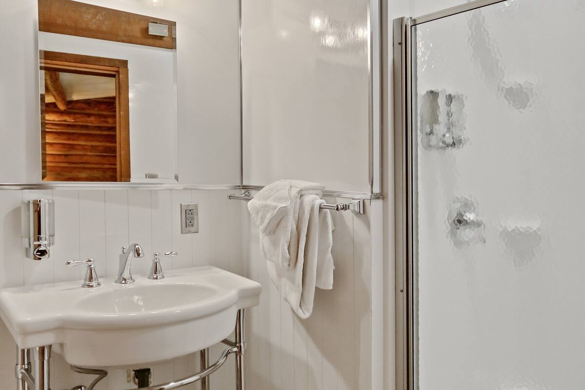 one bedroom cabin | bathroom | towels