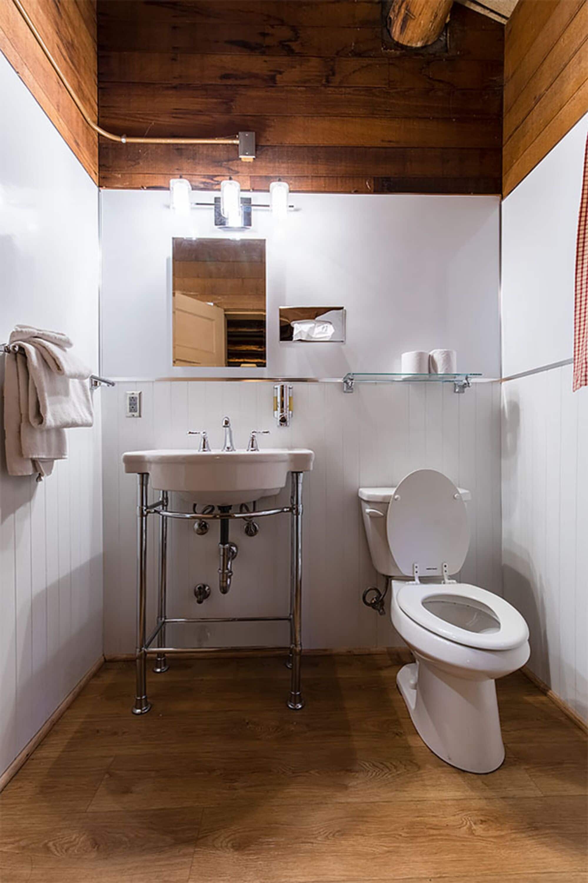 basic cabin | bathroom | towels