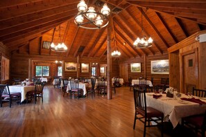 Breakfast, lunch and dinner served - Jenny Lake Lodge (Moose)