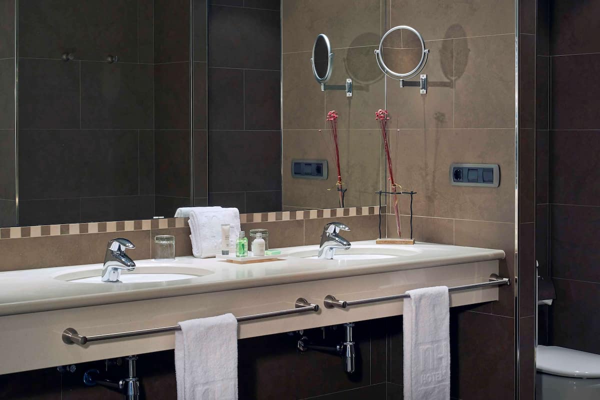 hair dryer, bidet, heated floors, towels