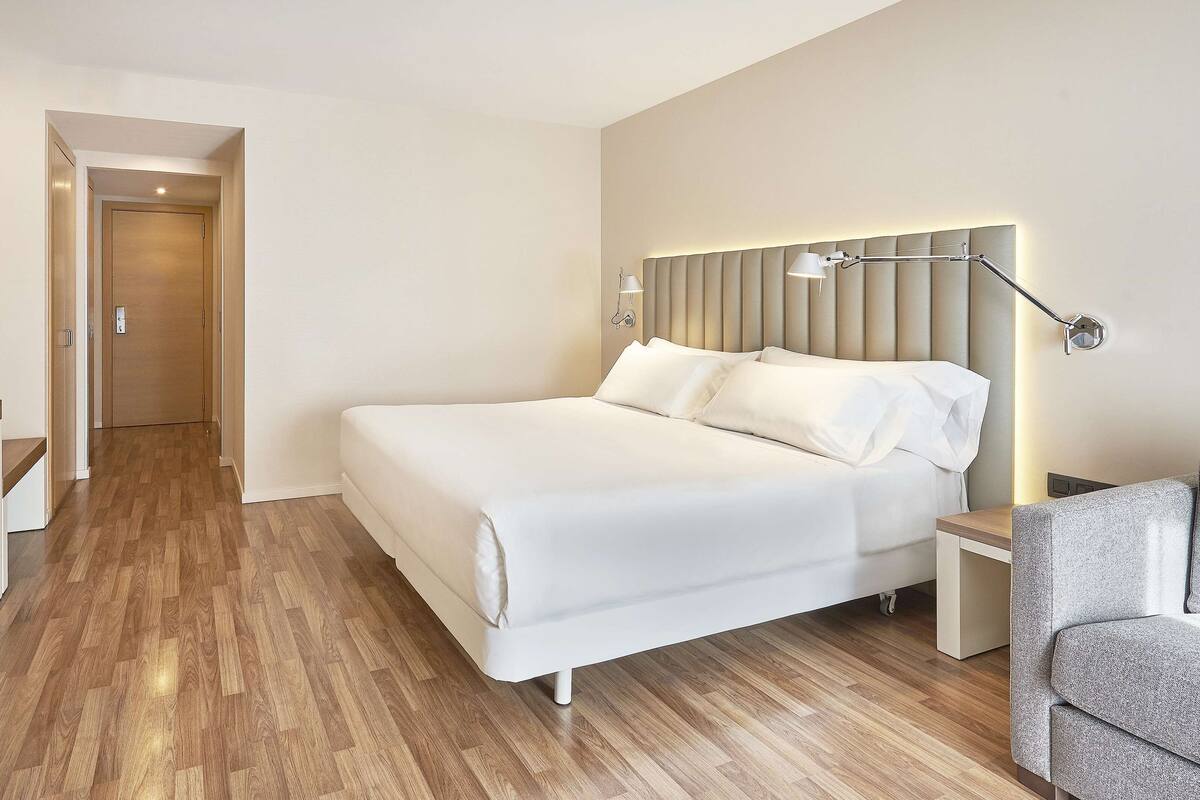 Bộ đồ giường cao cấp, chăn bông, minibar, két bảo mật tại phòng 