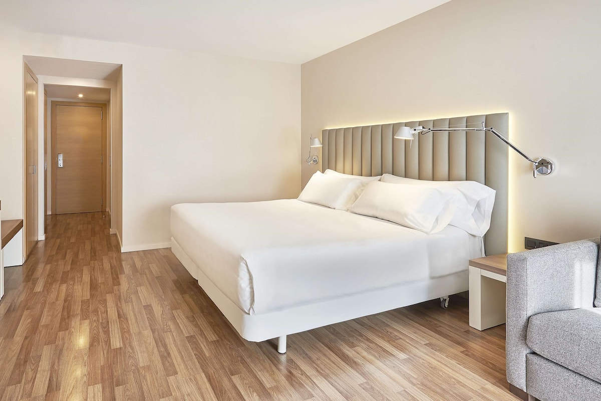 Premium bedding, down duvets, minibar, in-room safe