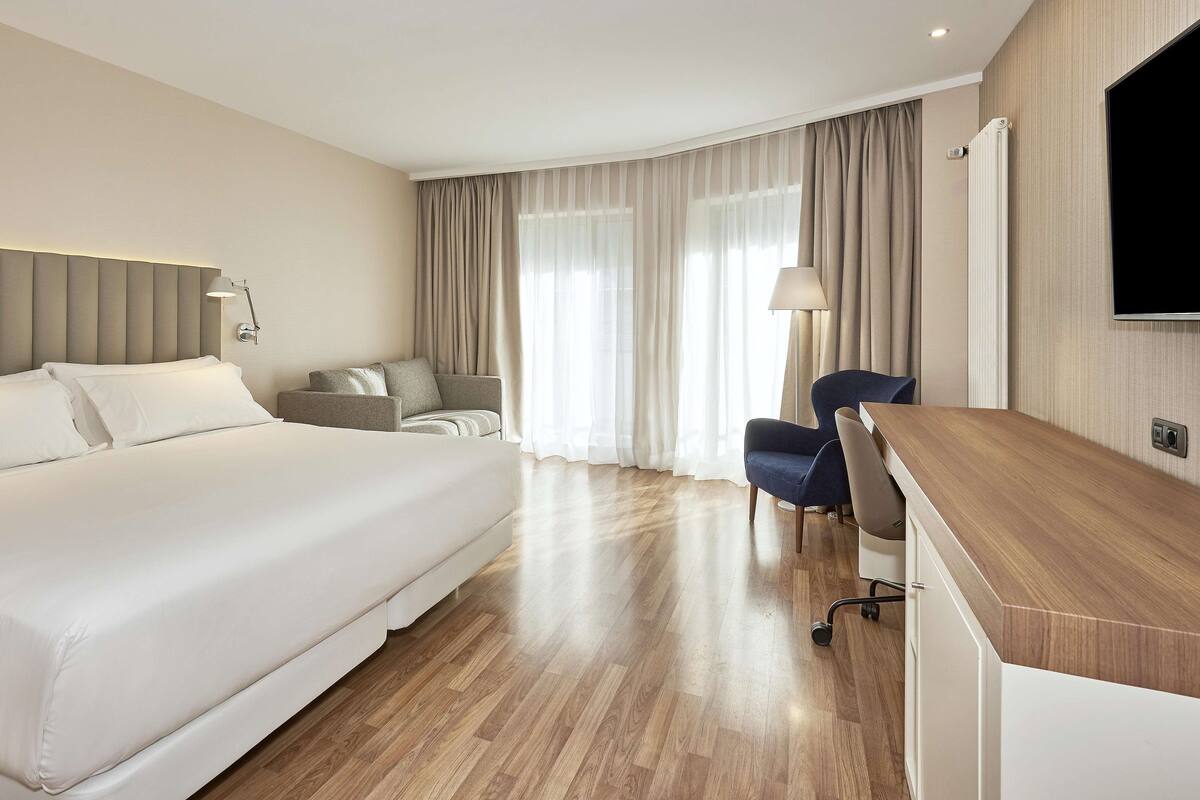 Phòng Superior (View) | Bộ đồ giường cao cấp, chăn bông, minibar, két bảo mật tại phòng 