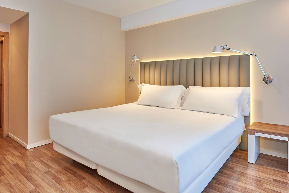Bộ đồ giường cao cấp, chăn bông, minibar, két bảo mật tại phòng 