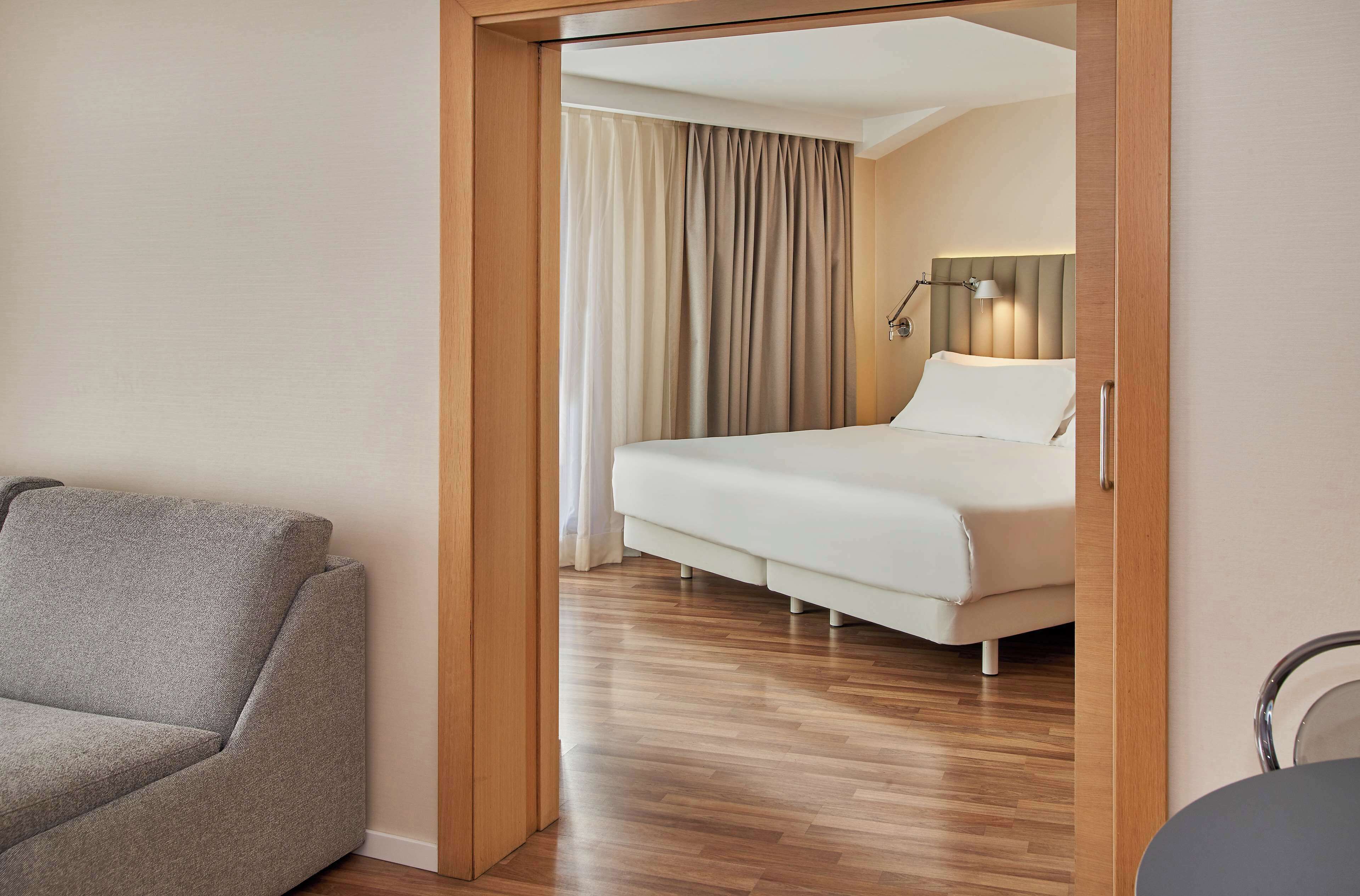 Ropa de cama de alta calidad, edredones de plumas, minibar y caja fuerte