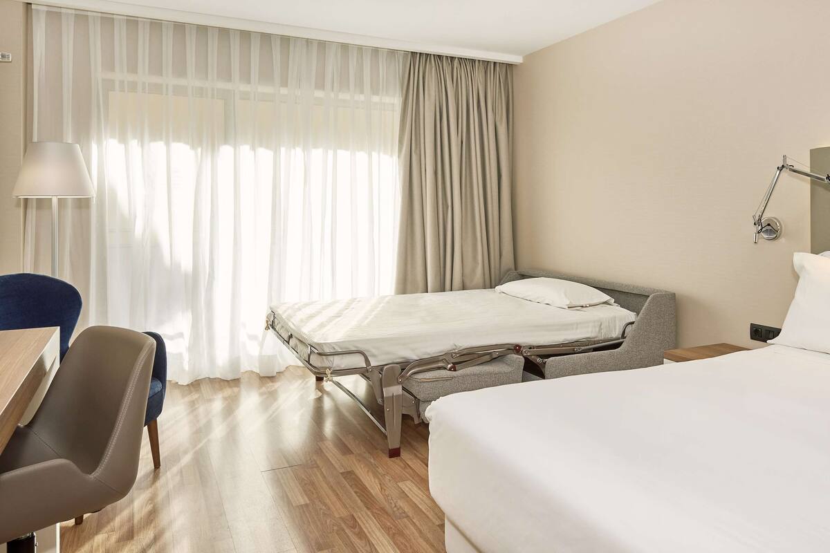 Phòng 3 Tiêu chuẩn | Bộ đồ giường cao cấp, chăn bông, minibar, két bảo mật tại phòng 