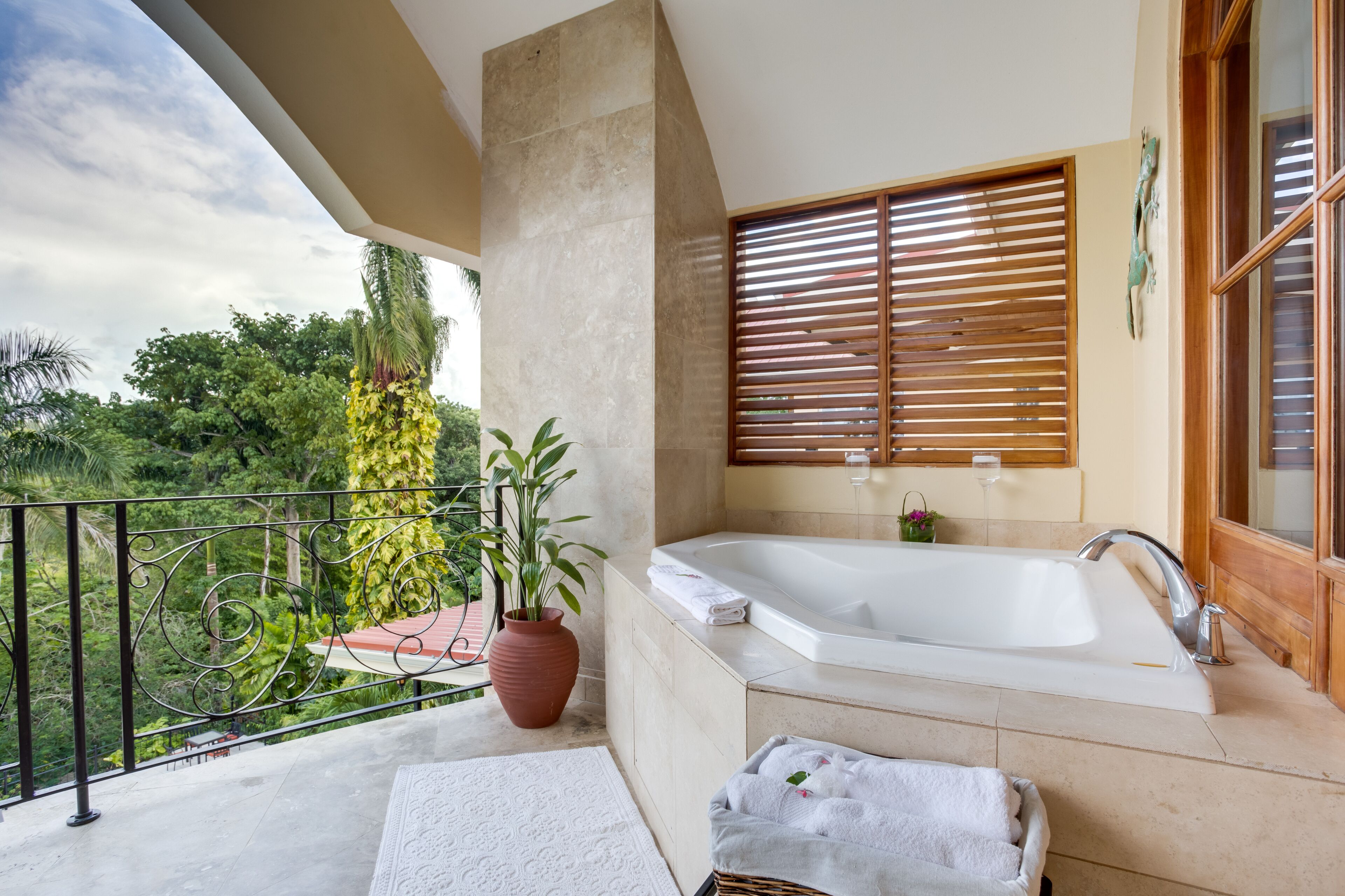 honeymoon suite | jetted bathtub