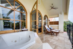 2 Bedroom Royal Suite | Terraza o patio