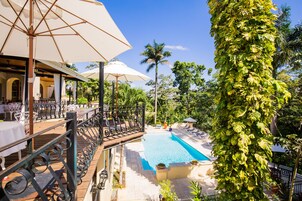 Se sirven desayunos, almuerzos y cenas; con vista a la piscina