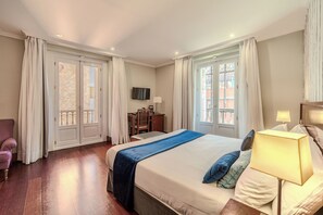 Habitación superior con 1 cama doble o 2 individuales, vistas a la ciudad | Minibar, caja fuerte, escritorio y cortinas opacas