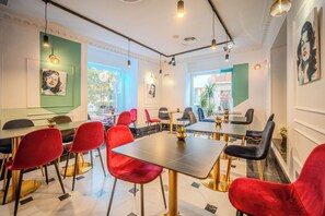 Se ofrece un desayuno bufé todos los días (14 EUR por persona)