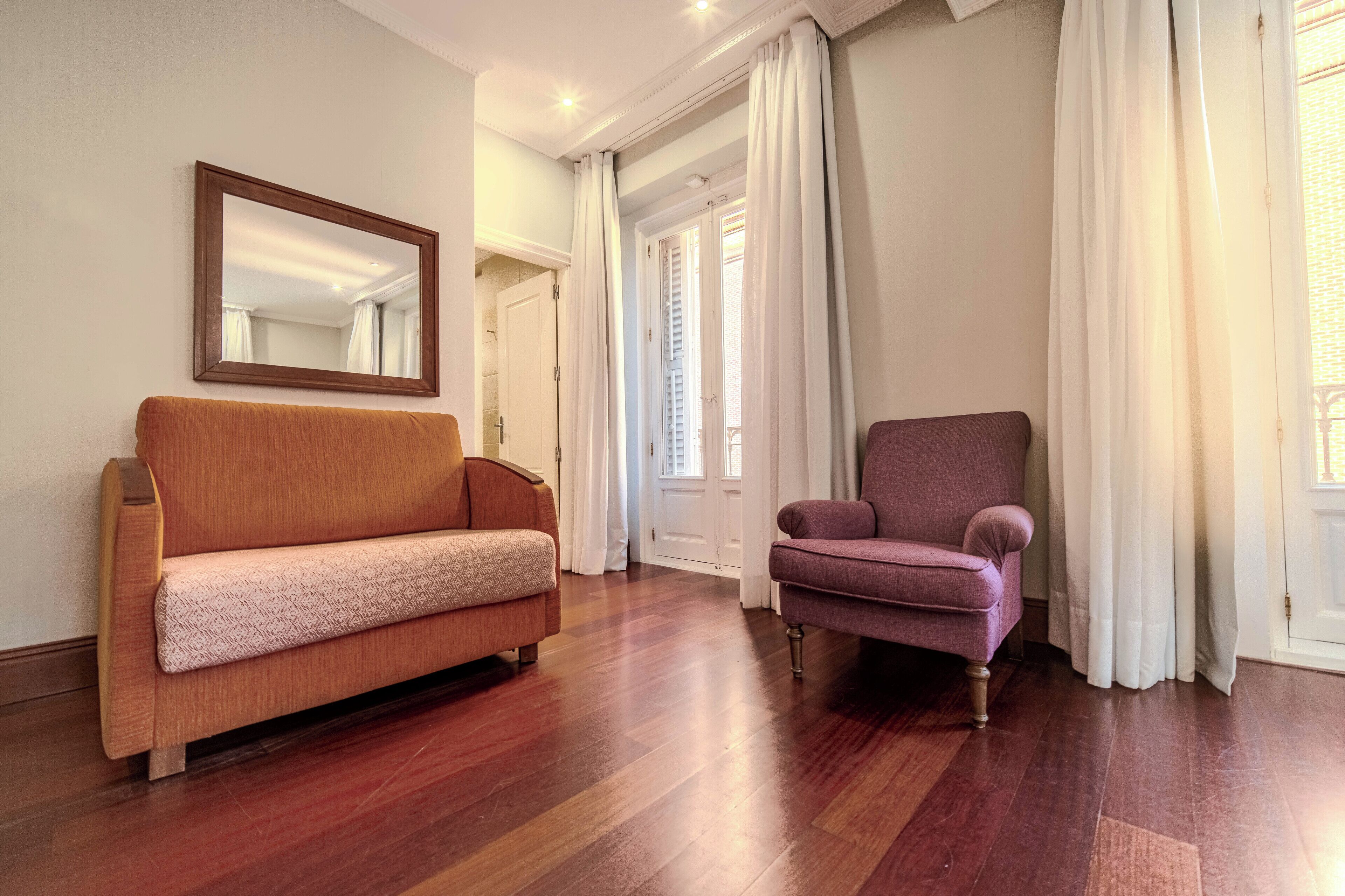 triple room, city view | bathroom | combined shower/bathtub, free toiletries, hair dryer, bidet